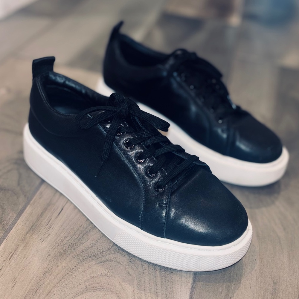 J/Slides NYC Delilah Black Leather
Platform Sneakers Size 9W…worn 2x 🖤🤍